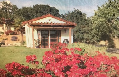 Paso Robles Cottage | Darling Cottage on the edge of a private lake ~ only 5 minutes from town