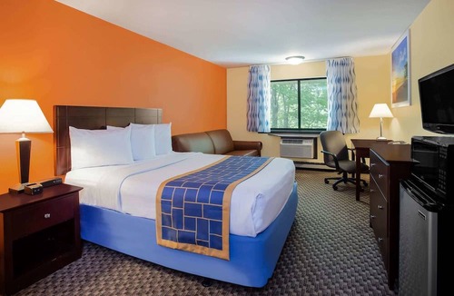 Stevens Point Hotel | Days Inn & Suites by Wyndham Stevens Point