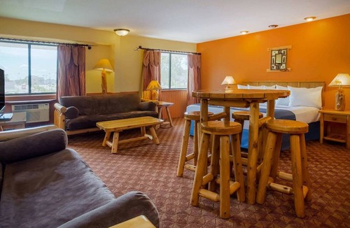 Stevens Point Hotel | Days Inn & Suites by Wyndham Stevens Point
