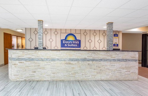 Rhinelander Hotel | Days Inn & Suites by Wyndham Rhinelander