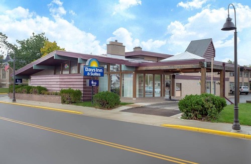 Rhinelander Hotel | Days Inn & Suites by Wyndham Rhinelander