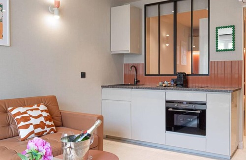 Notre-Dame-des-Champs Apartment | De Montescal AC Hot tub & Central