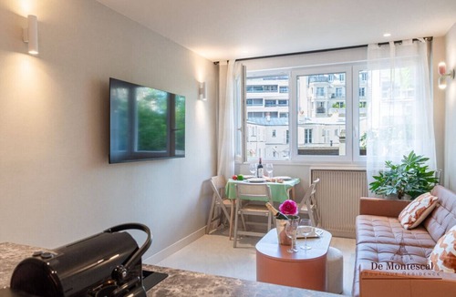 Notre-Dame-des-Champs Apartment | De Montescal AC Hot tub & Central