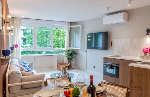 Notre-Dame-des-Champs Apartment | De Montescal - Hot tub & A/C Apartment