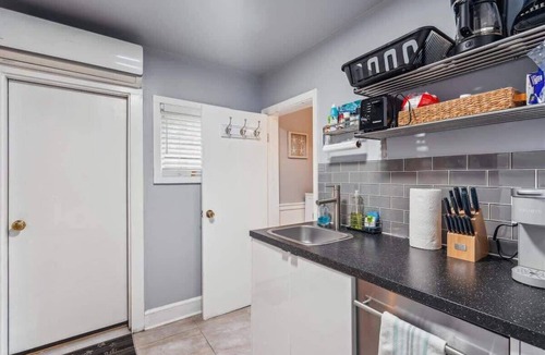 Historic District Apartment | Dean Street's Lower Deck House!