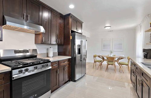 Los Angeles Apartment | Delightful 2-bedroom apartment with AC in Los Angeles