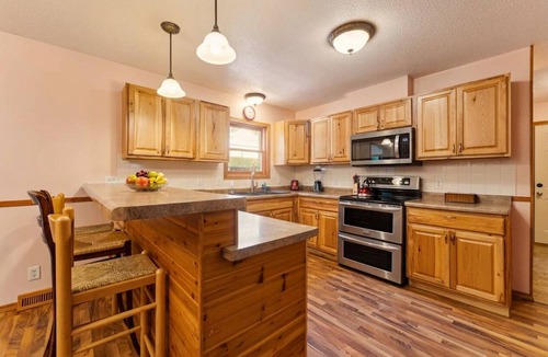 Lyndon Station Cabin | Dells Escape with Hot Tub Huge Game Room