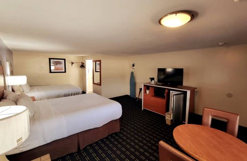 West Yarmouth Hotel | Deluxe 2 Queens Size Beds Hotel Room in Yarmouth, 2 miles from Hyannis Main St.