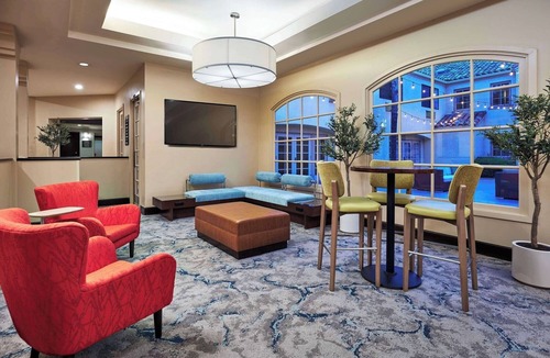 Valencia Hotel | Deluxe Oversized 2-Queen Corner Room | 0.1 Miles to Six Flags Magic Mountain