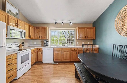 Omaha House | Designer 4BR Retreat | Sleeps 10 | 2 Car Garage