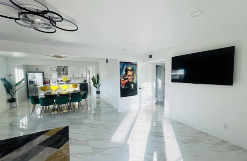 Townsite House | Designer 5BR Villa Near Strip, Neon Vibes & HotTub
