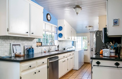Pierpont Bay Cottage | Designer Beach Oasis with Patio & Gardens | 4 Doors to the Beach