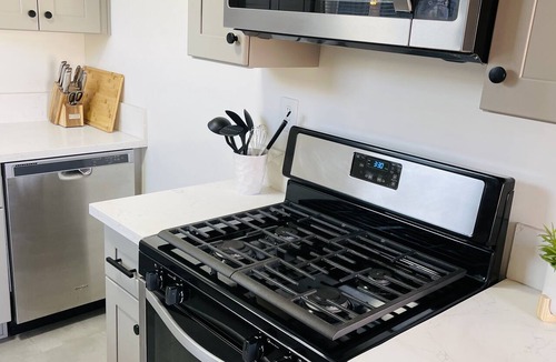 Bixby Knolls Apartment | Designer Bixby Knolls 2 bedroom with Parking near Cafes/Bars/Shopping