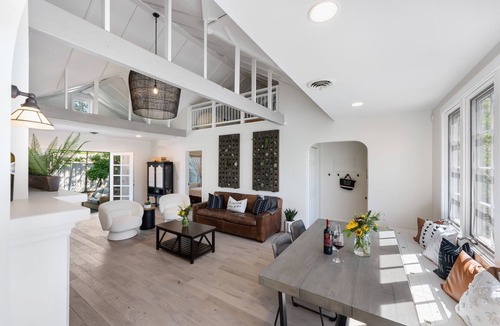 St. Helena House | Designer Downtown Saint Helena Home. Walking Distance to Downtown!