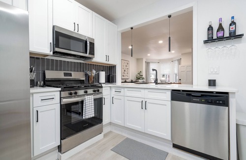 Downtown Wilmington Apartment | Designer remodeled Apt~Close to hospitals & dining~Suited for short or long stay