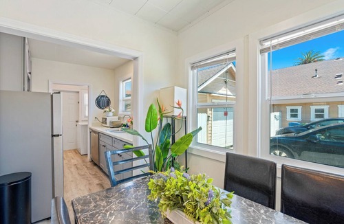 Alhambra Apartment | Detached house 2 Bedroom 1 Bathroom Prime & Private location King Bed! 1109
