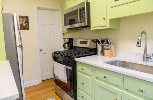 Northeast Alexandria House | Discover Alexandria's charm, just 10 minutes from D.C.'s monuments and museums
