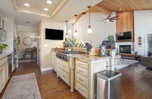 Discovery Bay House | Discovery Bay Executive Waterfront Home with Extra Large Dock and Water Toys