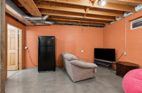Lyndon Station Villa | Dog-friendly 6-acre 5BR 3BA home, game room, deck, Wisconsin Dells 10min