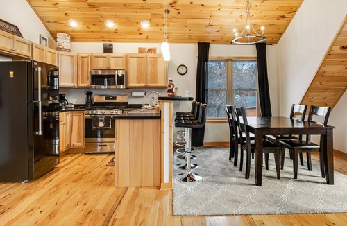 New Lisbon Cabin | Dog-Friendly Cabin Near State Park with Free WiFi, Gas Fireplace, & Pond Access