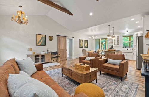 Egg Harbor House | Dog-Friendly- EggHarbor w/outdoor bar and grill