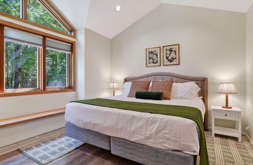 Sturgeon Bay House | Dog Friendly Home in Sturgeon Bay with fire pit