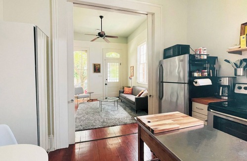 Bywater Apartment | Dog friendly! King Bed! 💜 of vibrant Bywater. Near French Quarter.