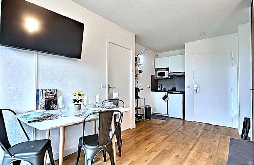 Chelles Apartment | Dolce Vita II - DisneyLand & Paris - 5 mins to Train Station