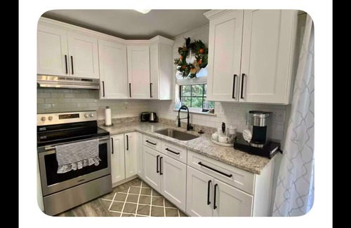 Daphne House | Donna’s Charm: 3 bedroom/king suite/pools/golf