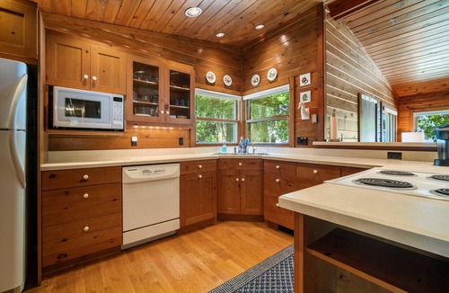 Little Sturgeon House | Door County Waterfront Cottage | 180' Shoreline | Sleeps 10 + Bunkhouse