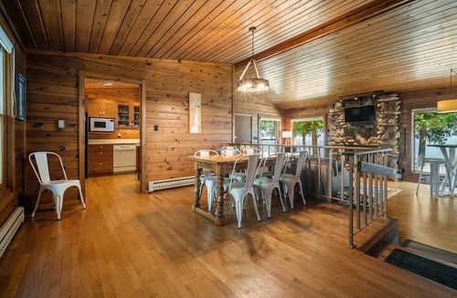 Little Sturgeon House | Door County Waterfront Cottage | 180' Shoreline | Sleeps 10 + Bunkhouse
