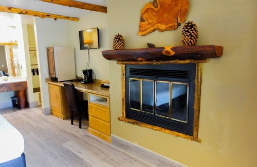 Crestline House | Double Bed Hotel Room