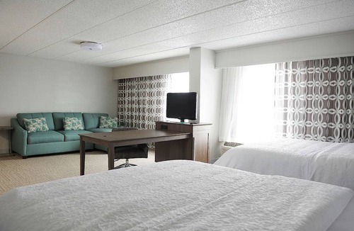 Dulles Town Center Hotel | DoubleTree by Hilton Sterling - Dulles Airport