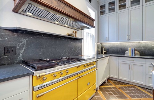 Old Town West House | Downham House - Heart of Old Town, Walk Score 97, & Newly Renovated!
