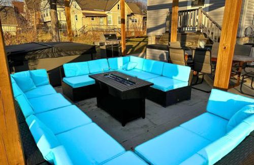 Brewers Hill House | Downtown-2 King Beds-hot tub-Double Shower-Parking