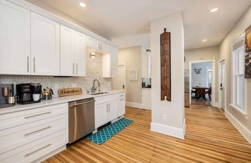 Brewers Hill House | Downtown-2 King Beds-hot tub-Double Shower-Parking