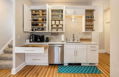Brewers Hill House | Downtown-2 King Beds-hot tub-Double Shower-Parking