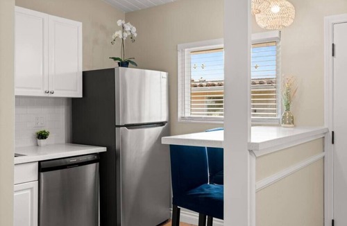 West Beach Apartment | Downtown apt recently remodeled!