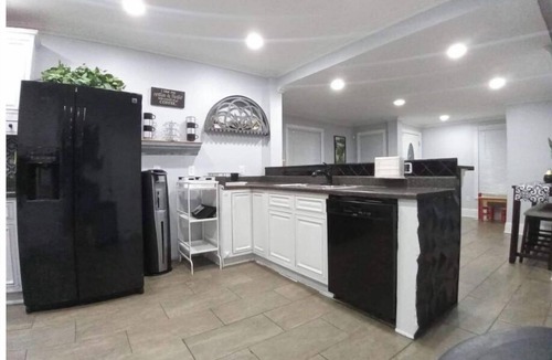 Eckington House | Downtown DC. Heart of Eckington Sleeps 14 4BR 8 Beds + 3.5 Baths 3-Car Parking