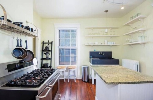 Newport House | Downtown Historic Home - Free Parking & Backyard!