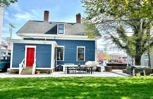 Newport House | Downtown Historic Home - Free Parking & Backyard!