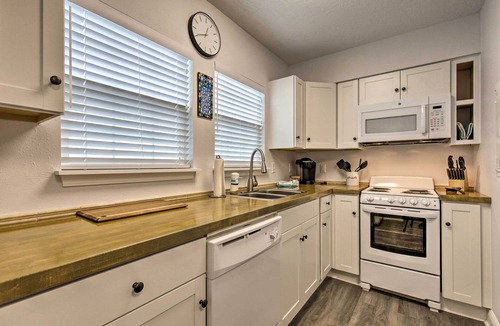 Biloxi House | Downtown Ocean Springs Duplex w/A/C 1 Mi to Beach