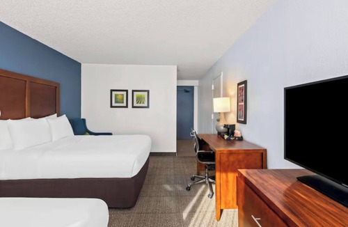 South Central Omaha Hotel | Downtown Omaha Stay – Steps from Old Market, Zoo, Riverfront, Pool & Breakfast