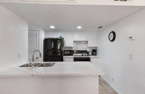 Downtown Palm Springs Condo | DOWNTOWN PALM SPRINGS POOLSIDE LOWER CONDO STEPS TO CASINO