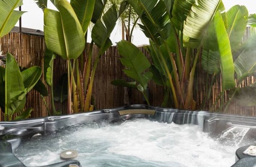 East Mesa House | Dreamy Beach Cottage with Jacuzzi and Sauna~ Walk to the Beach & Park