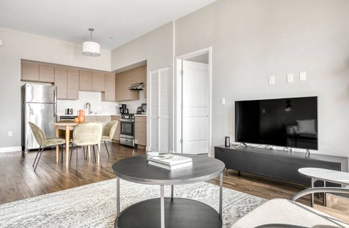 NoHo Arts District Apartment | Dreamy North Hollywood 2BR w/Pool, Gym & Roof, prime NoHo, by Blueground