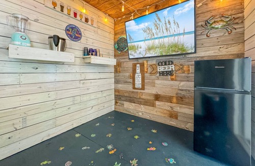 Fort Morgan House | Drift Away Shores · Steps to the beach!*Week Discount*Tiki Bar*2 Pools