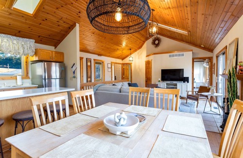 The Galena Territory House | Driftless Haus | Hot Tub · Fire Pit · 3 King Ensuites | Galena Territory