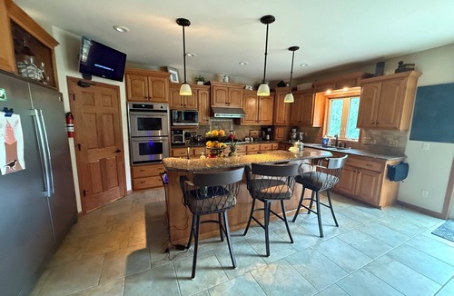Neenah House | EAA or Pyrotechnics Guild International Events -Executive Home only 20 min away!