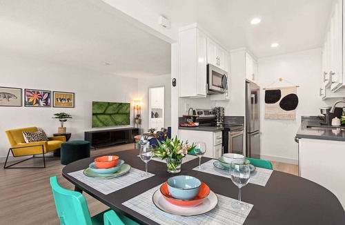 East Village Apartment | East Village Arts District, King Suite w/Sofa Bed